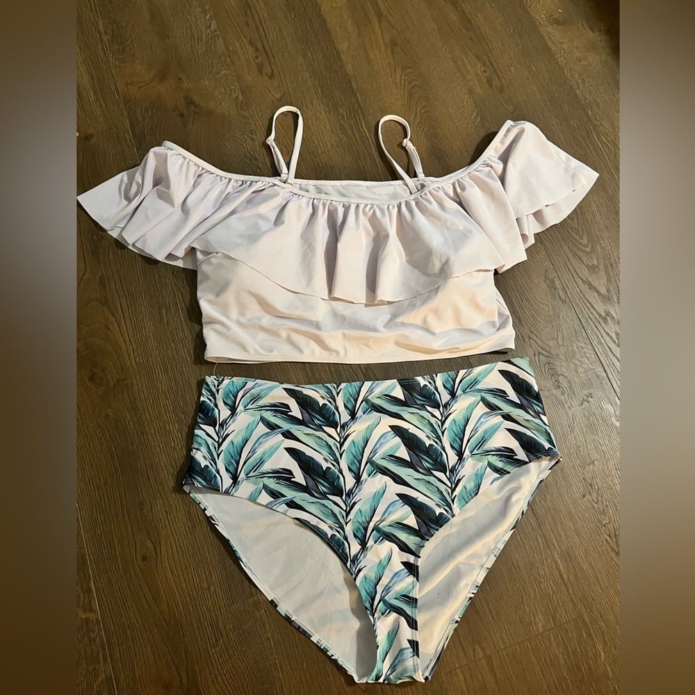Cute bathing suit from Amazon tag says 6XL but fits like traditional 2X